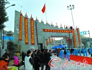 &ldquo;防盗城墙&ldquo;修好后引来很多人来围观。