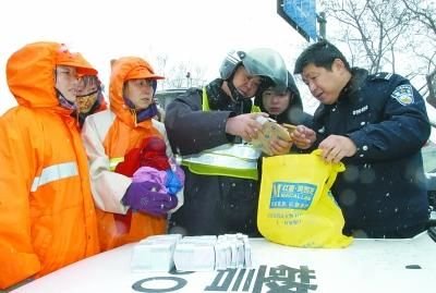 民警在清点钞票数额,左一为陈红,左三为韦青。勇峰 小川 摄 民警在清点钞票数额,左一为陈红,左三为韦青。勇峰 小川 摄