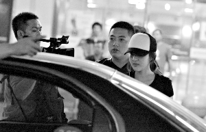 6月26日,备受公众关注的“郭美美”从深圳飞抵北京,现身首都机场。